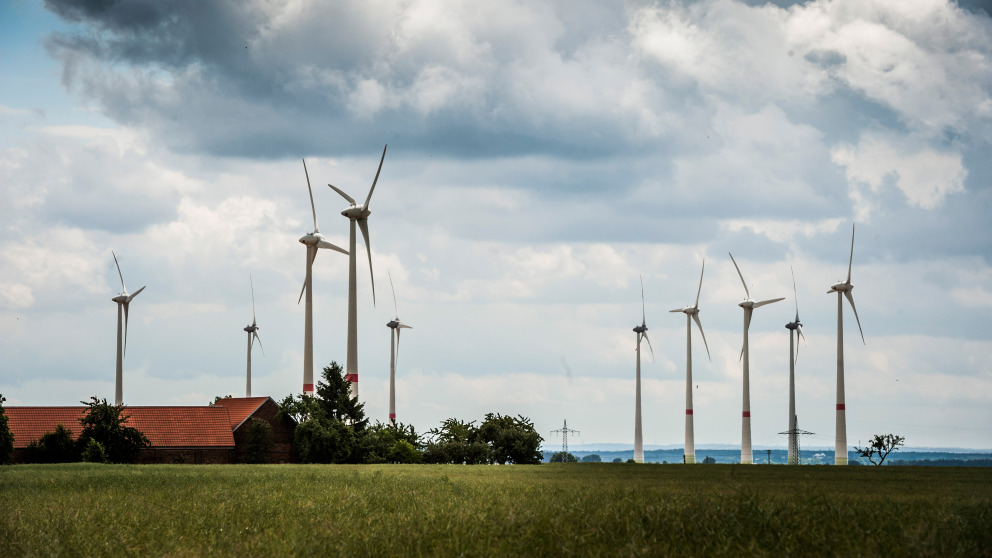 Windenergie-Anlagen werden überwiegend auf dem Land errichtet. Um Akzeptanz zu schaffen, sind Beteiligung und finanzielle Teilhabe der Bevölkerung wichtig.